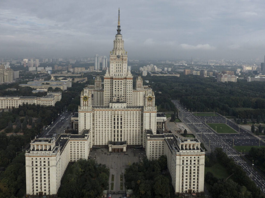 Когда построили высотки. Сталинские высотки в Москве МГУ. Здание МГУ сталинская высотка. Сталинки в Москве МГУ. Сталинская архитектура МГУ.