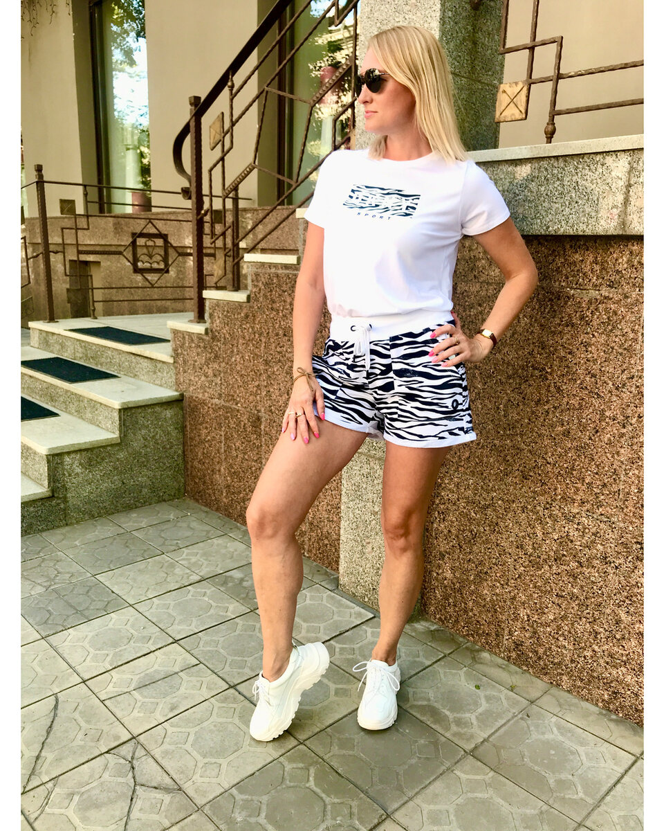 Стильные спортивные шорты.