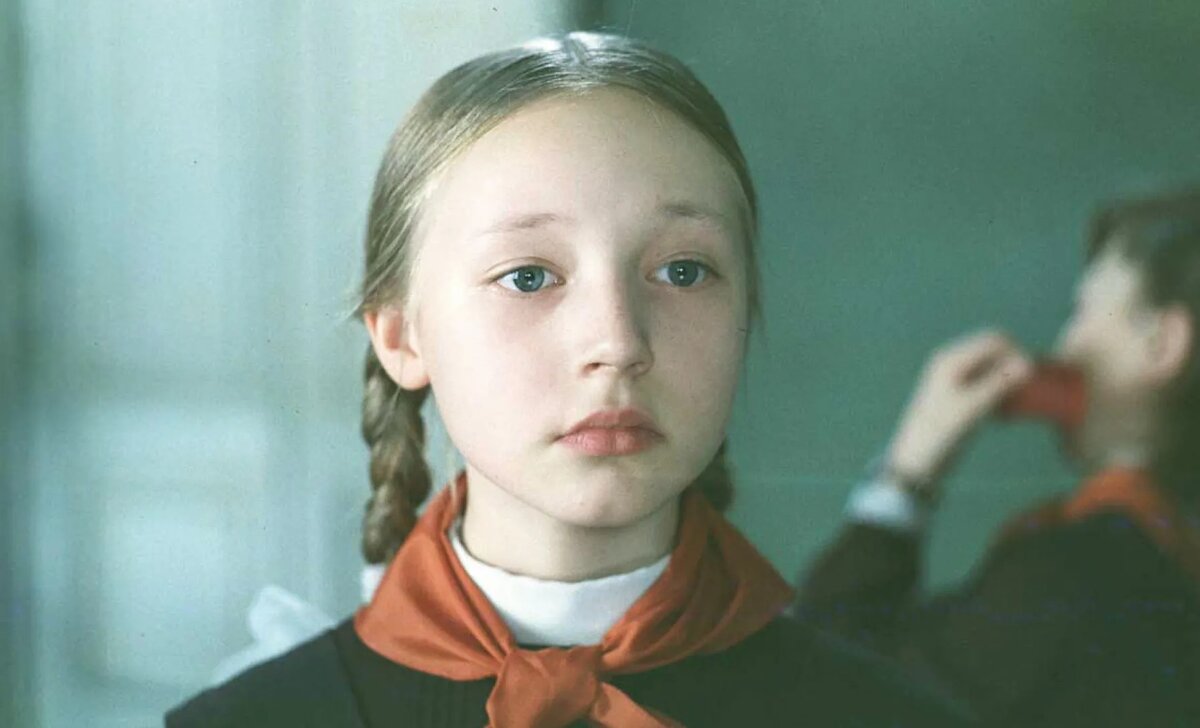 Кадр из к.ф."Чучело" про девочку-изгоя в школе. Думаю всем знакомый фильм, но если нет- посмотрите обязательно, настоятельно рекомендую