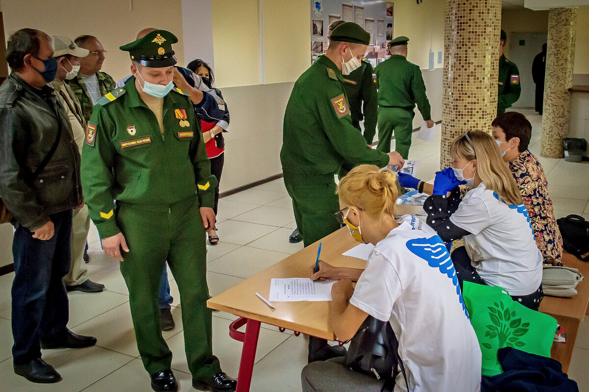 На регистрации военнослужащие