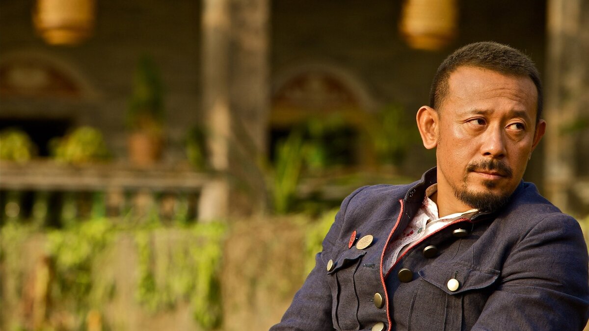 А вот и Цзянь Фень. Кадр из фильма "Пусть летят пули" (2010)