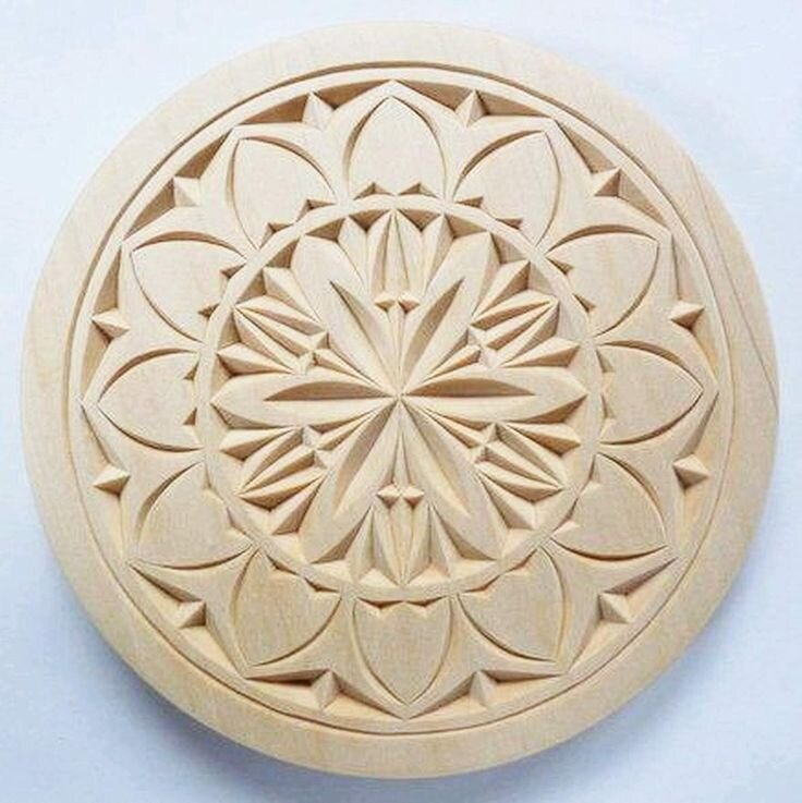 тарелка украшенная плосковыемчатой резьбой.