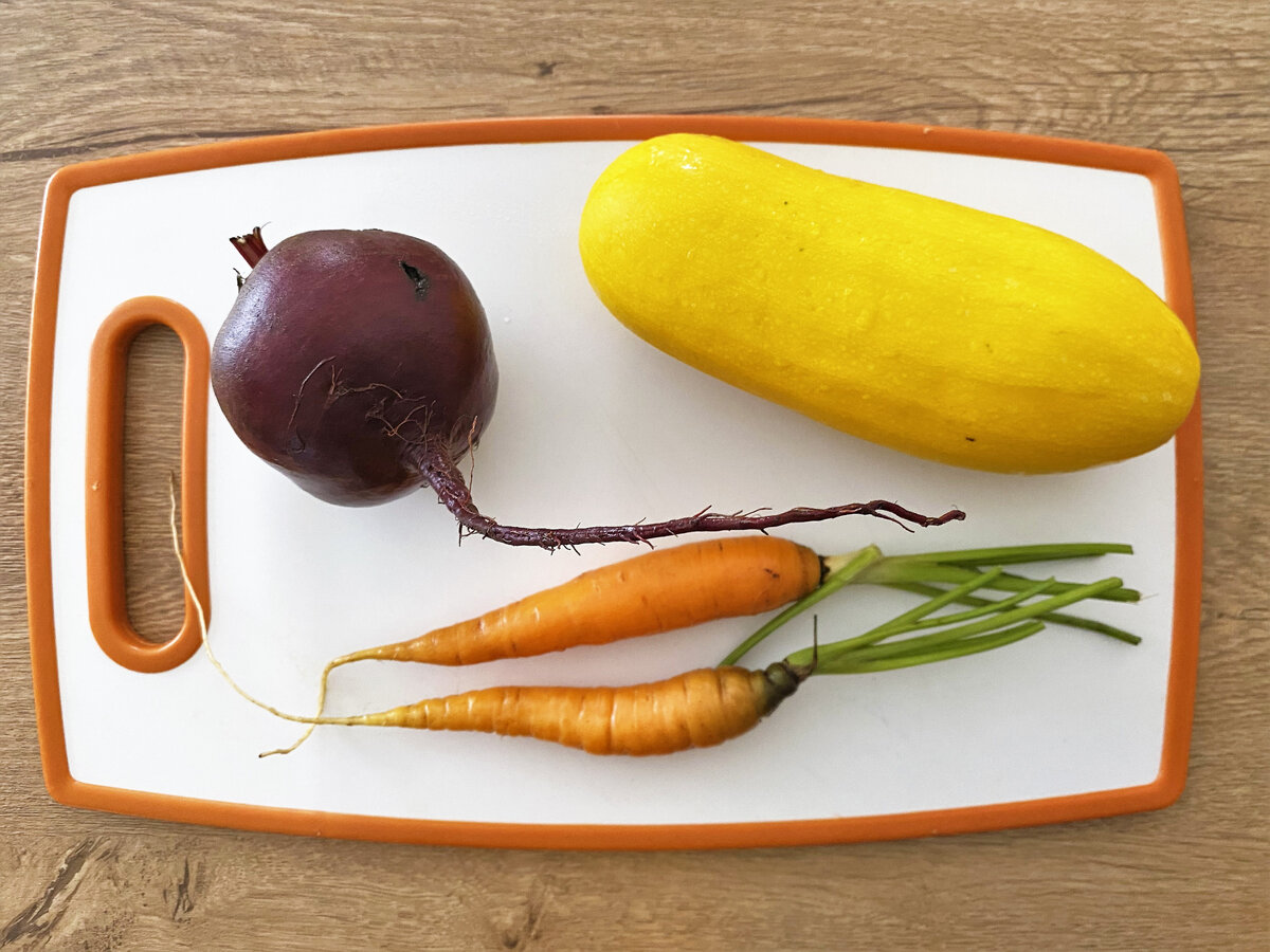 Все с нашего огорода, морковь жарким летом 2021 пока вот такая, надеюсь, подрастет за до октября