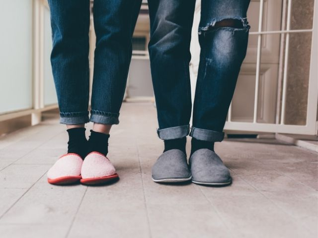 Без тапочек - просто ужасно холодно 