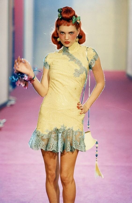 Кэйт Мосс на показе Dior осень-зима 1997 года. Джон Гальяно.