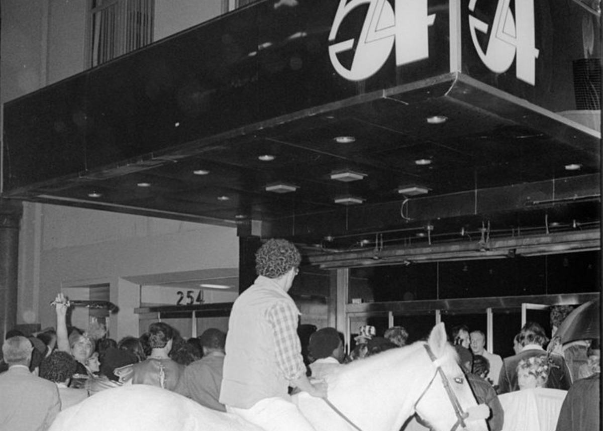  например этот парень приехал верхом на лошади, чтобы выделится от остальной толпы