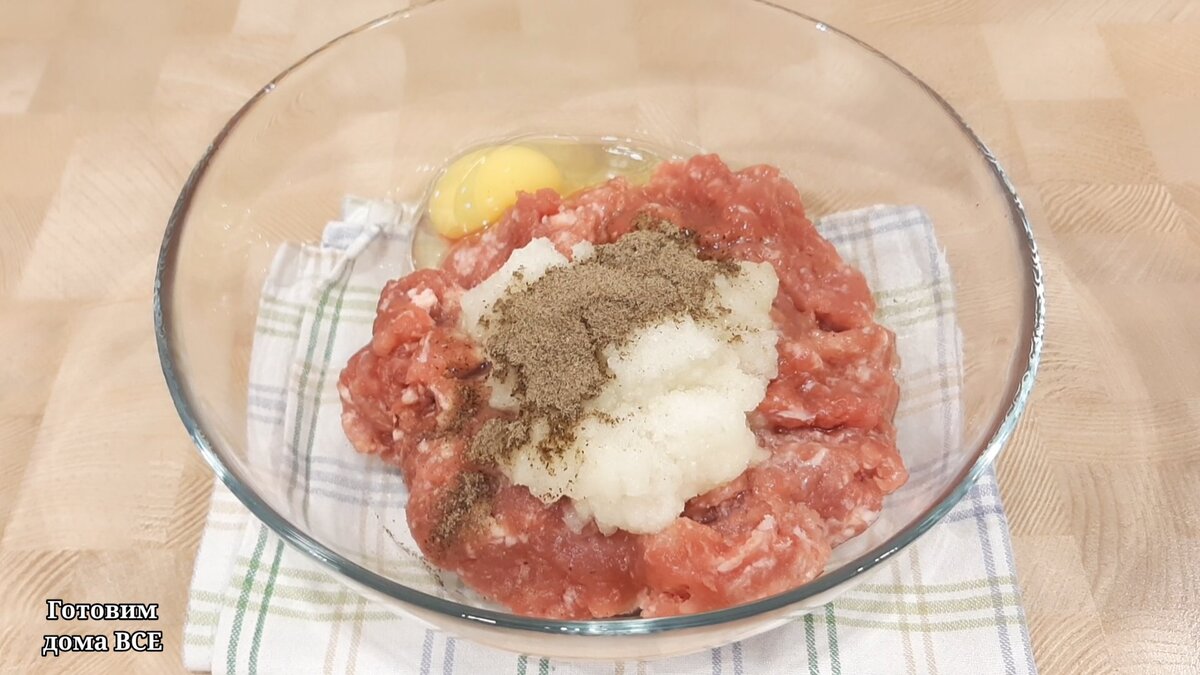 Фарш для котлет. Фарш с желтком. Котлеты с говяжьего фарша. Фарш для котлет. Фарш на деревянной доске.