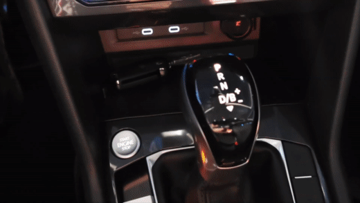 ...многофункциональное рулевое колесо с кожаной отделкой и подогревом, мультимедийная система с дисплеем на 6,5 дюйма, круиз-контроль и 17-дюймовые легкосплавные колёса