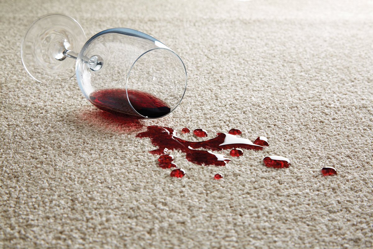Разлитое вино на ковре