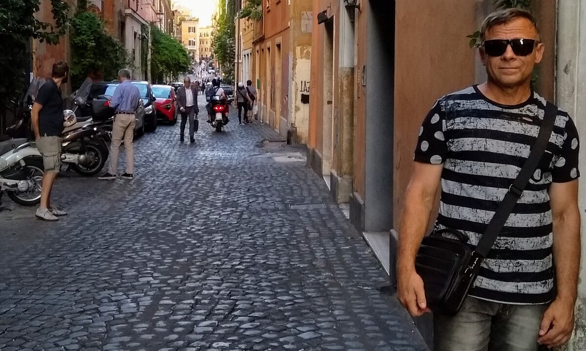 Нет, это не "криминальные районы"  а прекрасная виа Баччина - моё жильё у Форумов