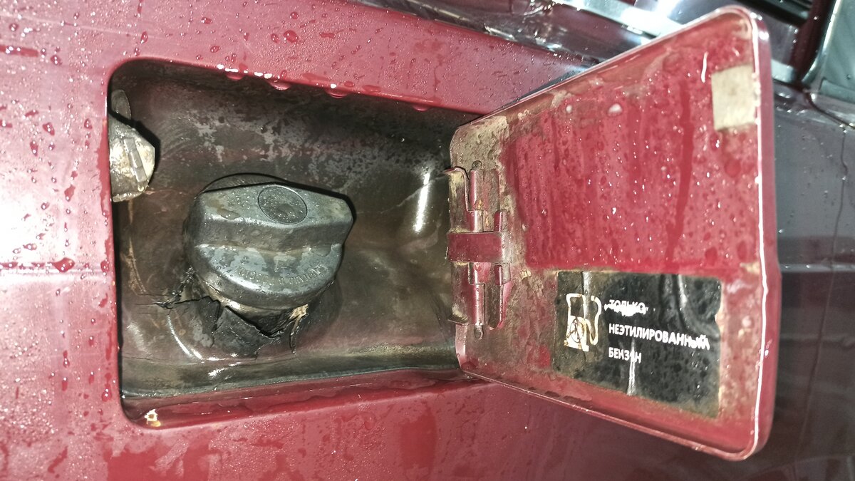 удалитель воды из бензобака. бензобак в машине. бензин в воде. в бензобаке автомашины был бензин. удалитель воды из бензобака.