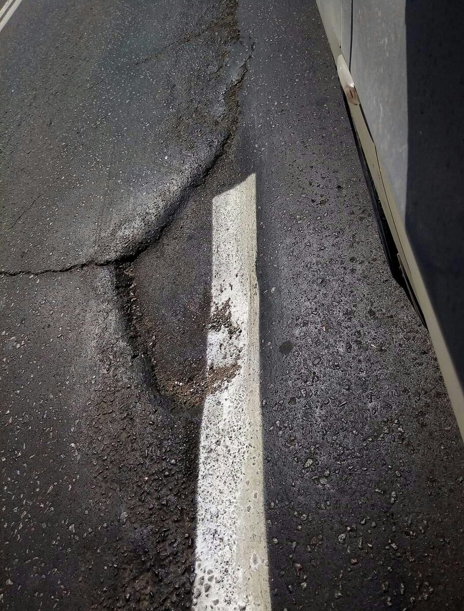 Каждый на своём месте должен заниматься своим делом! Правда? Правда! Почему один, занимаясь своим ответственным делом должен выполнить его просто отвратительно, если тот, другой к своему делу даже приступать не собирался! Прямо анекдот напрашивается про плавательный комплекс в дурдоме:"когда мы с вышки в бассейн нырять научимся, нам обещают в него воды налить." Так что ли? Правду говорим по привычке, врём по привычке, хорошо делаем по привычке, но редко, плохо делаем тоже по привычке, но чаще, или наоборот, но реже. Живём по привычке, всё по привычке? Думаем и отвечаем так же, по привычке? Непривычные вопросы задаём, по привычке? Ты смотри-ка! Попривыкали!  Надо бы от плохих привычек начинать избавляться! Как? Не полосочку по выбоине, а обвести, да пожирней! Чтобы за километр видно было! Правда придётся полгорода дорог перекрасить в белый, а бордюры в чёрный. Контрастно! И пешеходные переходы чёрным по белому, как по написанному! Красиво? И все пусть идут по белому цвету! Пусть у всех будет их белая и жирная полоса! А то попривыкали понимаешь, жить плохо! Давайте жить хорошо! Правда - хорошо?