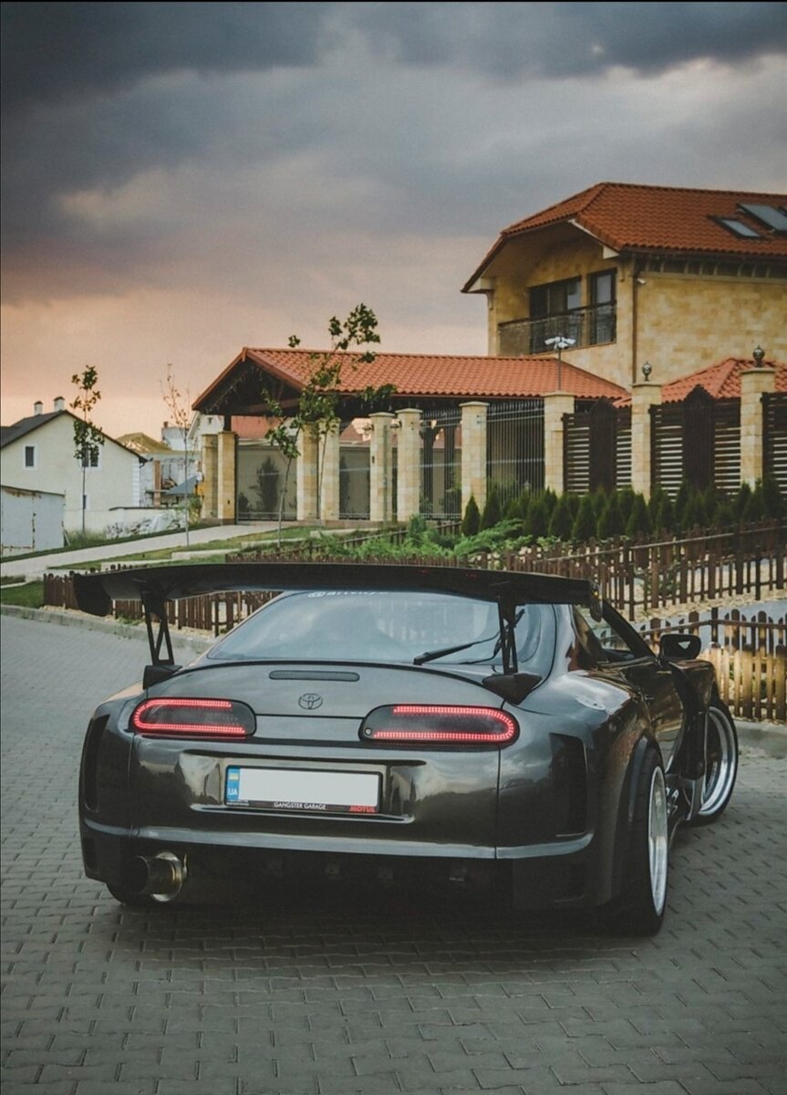 Supra a80 оснощалась 6 цилиндровый мотором 2jz. По сей день этот мотор считается одним из самых лучших, ведь блок цилиндров был сделан из чугуна, то есть мотор мог выдерживать с родным блоком до  ±1000 л.с. Это ли не идеальный мотор. Я мечтаю о такой машине и коплю на неё. 