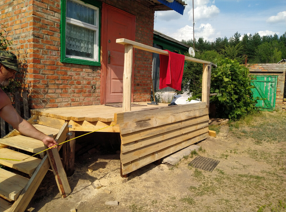 Так было ближе к обеду. Появились перила и обшивка. Но обшивку нужно еще через станок прогнать.