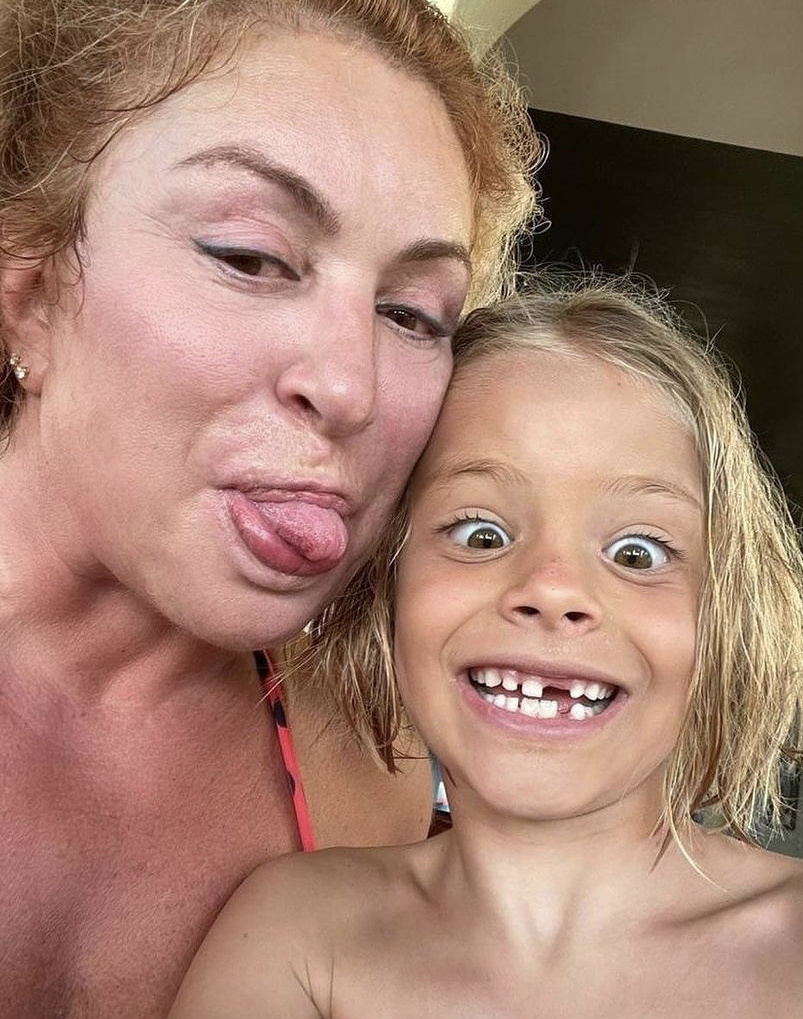 Симона Яковлевна с внучкой Алисой