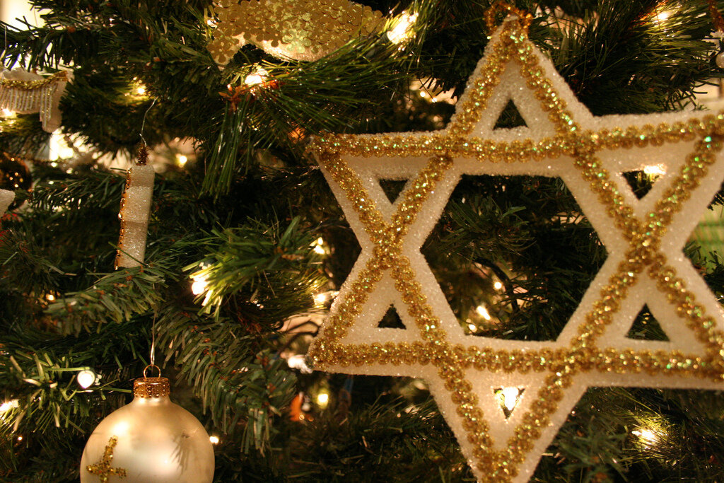 На этот вопрос можно ответить и да, и нет. Официальным праздником в Израиле Новый год по григорианскому календарю не является. Ни 31 декабря, ни 1 января не объявляются выходными.