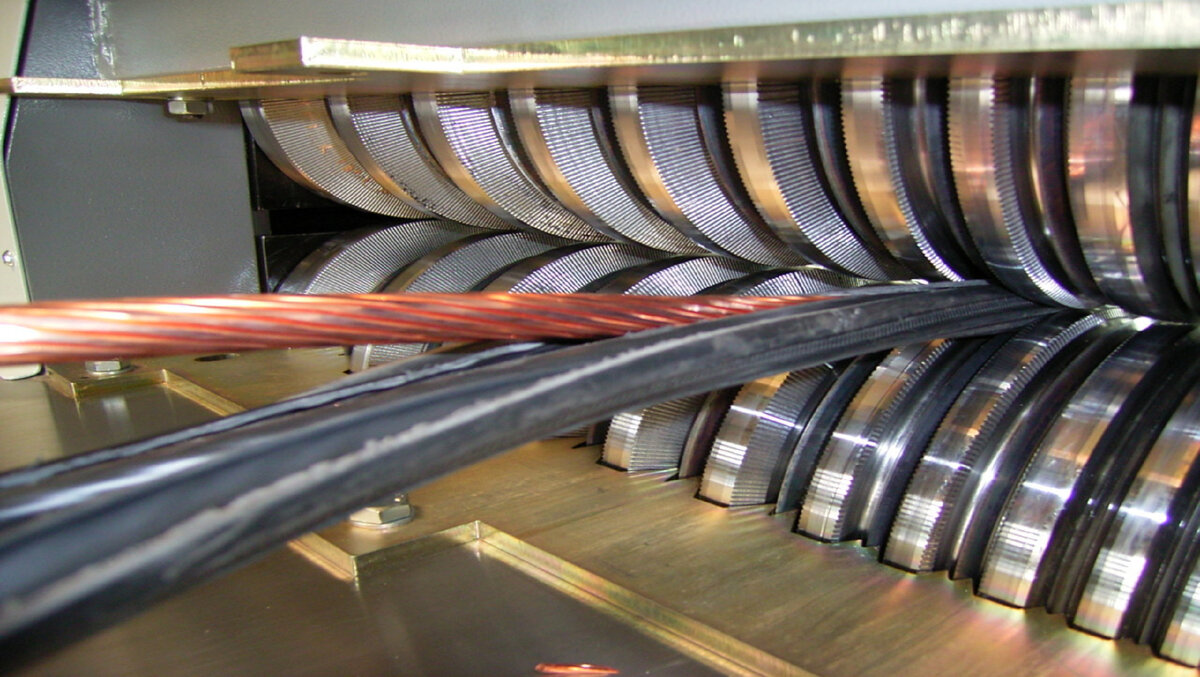 Разделка кабеля на станке