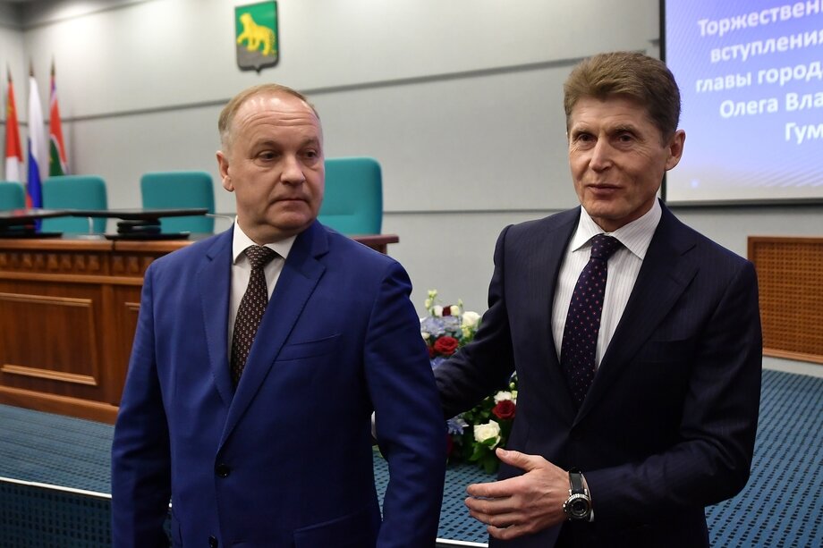 5 апреля 2019 года. Олег Кожемяко представляет Олега Гуменюка прессе на церемонии вступления его в должность мэра Владивостока. Фото: Юрий Смитюк/ТАСС