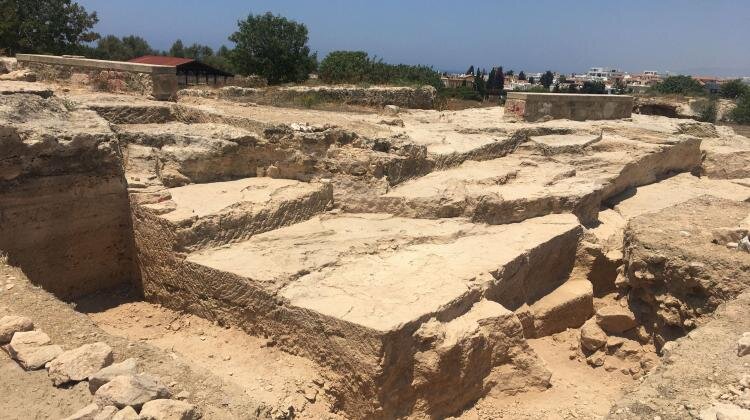 Вид на пандус, который ведет к храму, и стибадий – справа на заднем плане / Anna Kubicka