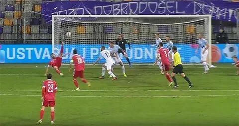 Джикия забивает в падении через себя. Счет стал 2:0
