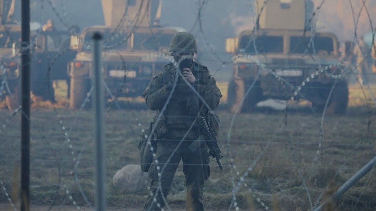 Польские силовики возвели против них стену из колючей проволоки. 