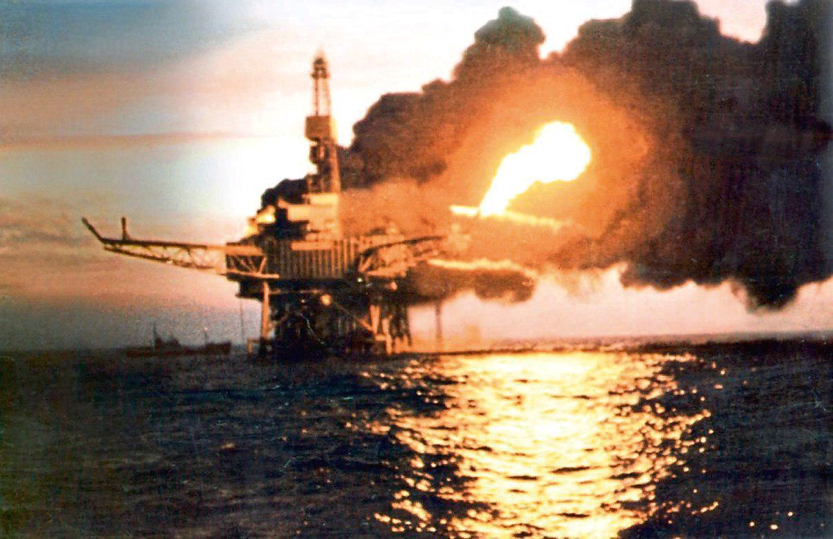 Нефтяная платформа piper alpha. Пожар на нефтяной платформе Piper Alpha 6 июля 1988 года. Пожар на нефтяной платформе Piper Alpha.