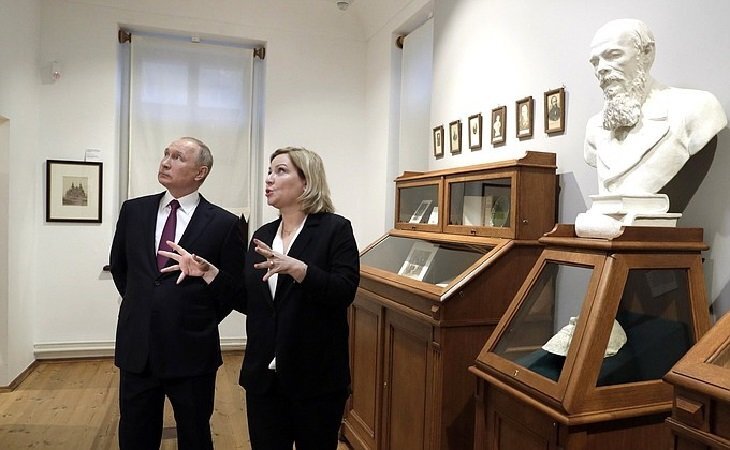 Владимир Путин с министром культуры Ольгой Любимовой во время посещения музейного центра «Московский дом Достоевского». Источник: kremlin.ru