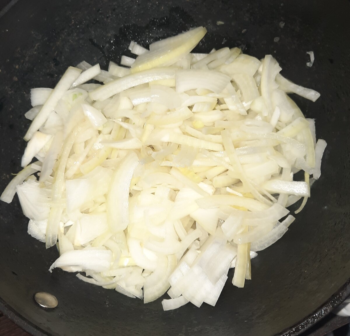 Нарезанный  лук в сковороде.(так как лука у меня много ,то сковородку пришлось брать обьемную)
