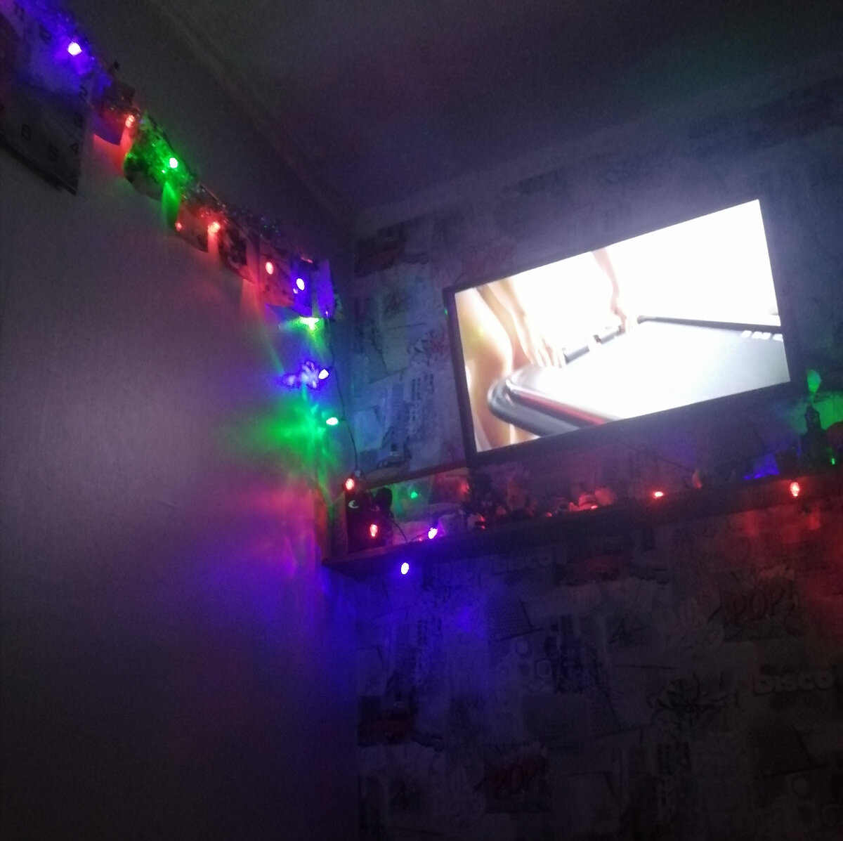 Наш уголок с телевизором) 