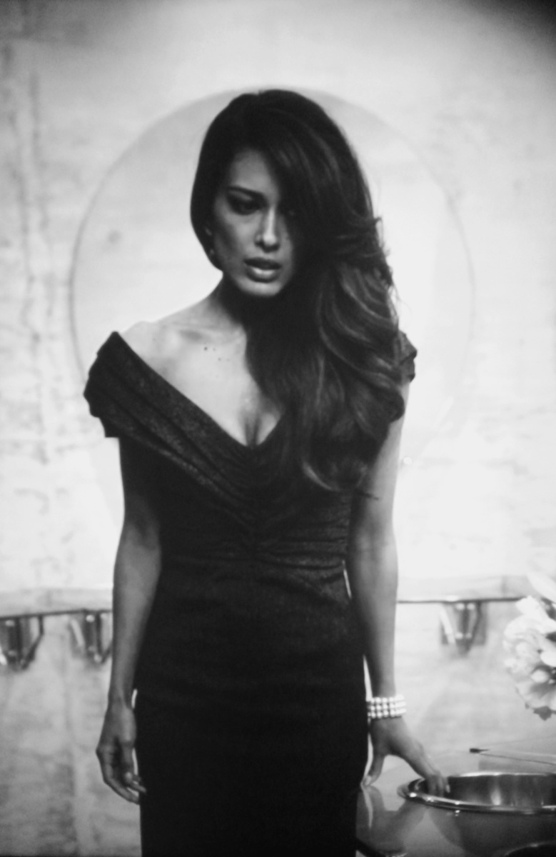  Она прикоснулась ко мне, затем посмотрела мне в глаза, приблизилась и поцеловала меня, после этого я еще долго стояла одна и не понимала, что происходит, но во сне я вдруг вспомнила про Тони и на меня нахлынуло ужасное чувство вины.