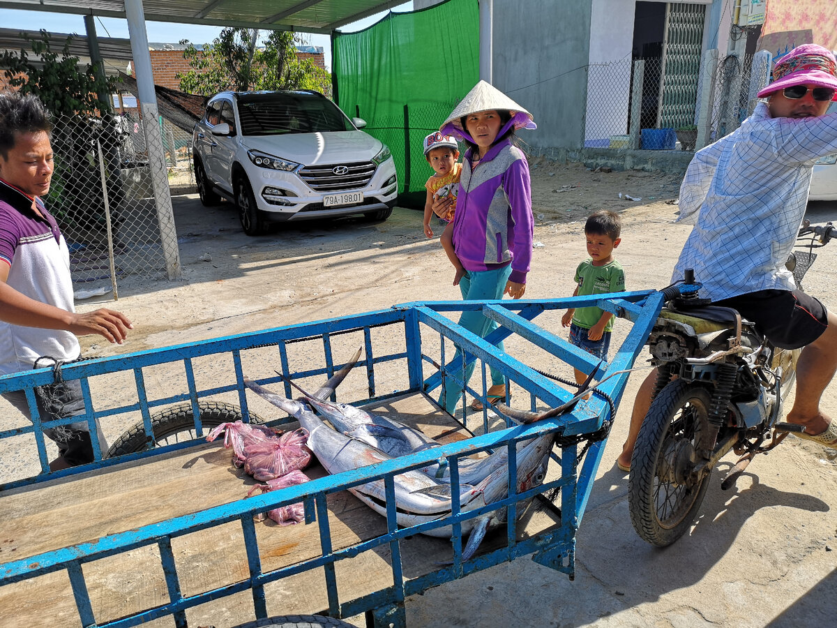 Жизнь в рыбацкой деревне. Девушка в спортивной куртке, хотя на улице очень жарко