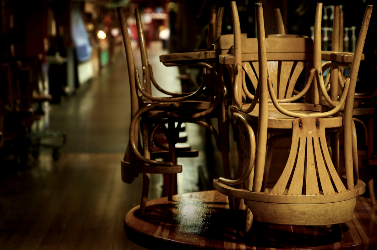 "Праздники подходят к концу, в ресторанах стулья пустуют..."