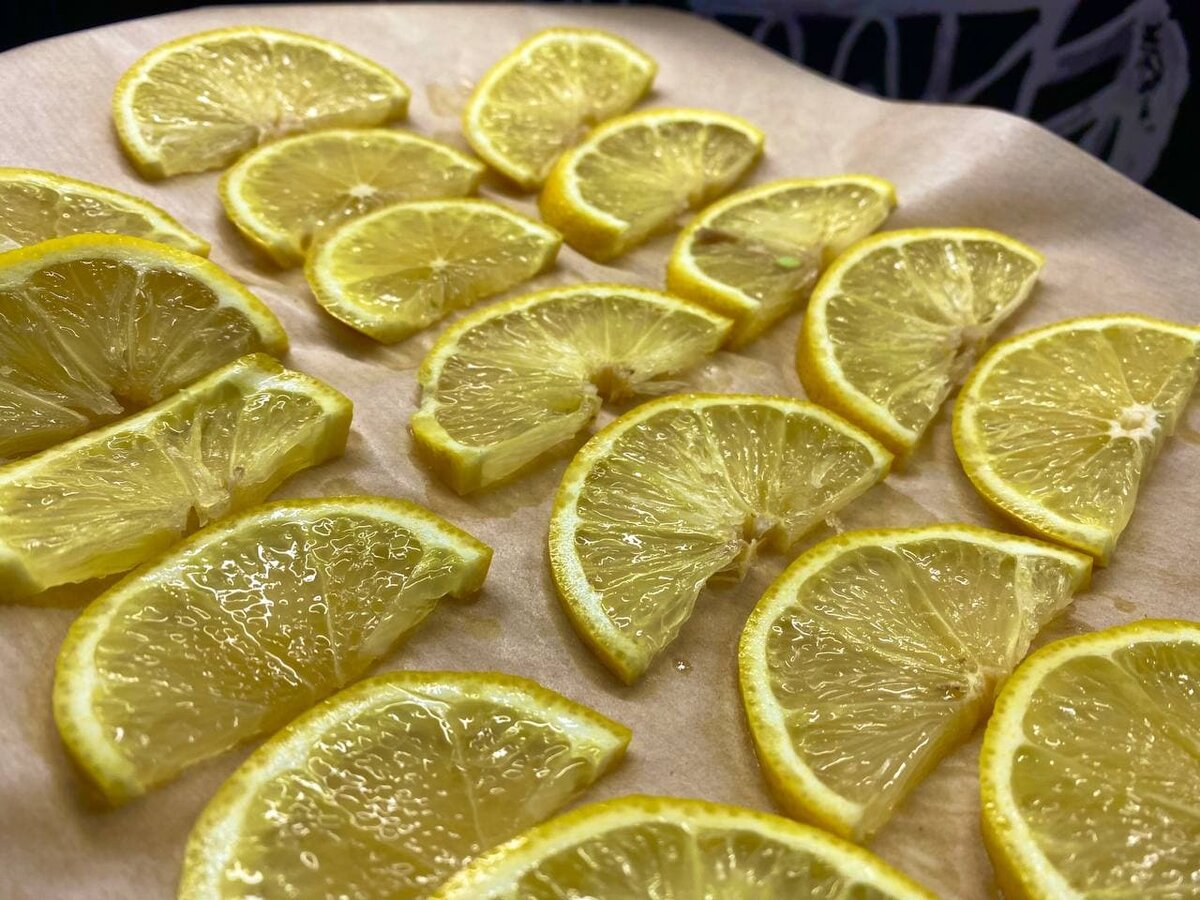 Купить лимон с доставкой. Замороженный лимон. Лимон на столе порезанный. Витамины в лимоне. Лимон свежий,кг.