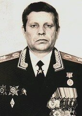 Виктор Петрович Дубынин (1 февраля 1943, Мартюш, Свердловская область — 22 ноября 1992, Москва) — советский и российский военачальник. 1-й начальник Генерального штаба Вооружённых сил Российской Федерации — первый заместитель министра обороны Российской Федерации (май — ноябрь 1992), командующий 40-й армией (1986—1987), генерал армии (1992). Герой Российской Федерации (11 ноября 2003, посмертно) - Википедия