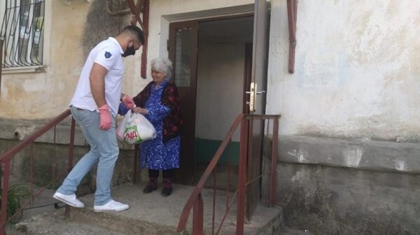 В период пандемии юные парламентарии доставляли одиноким старикам продукты