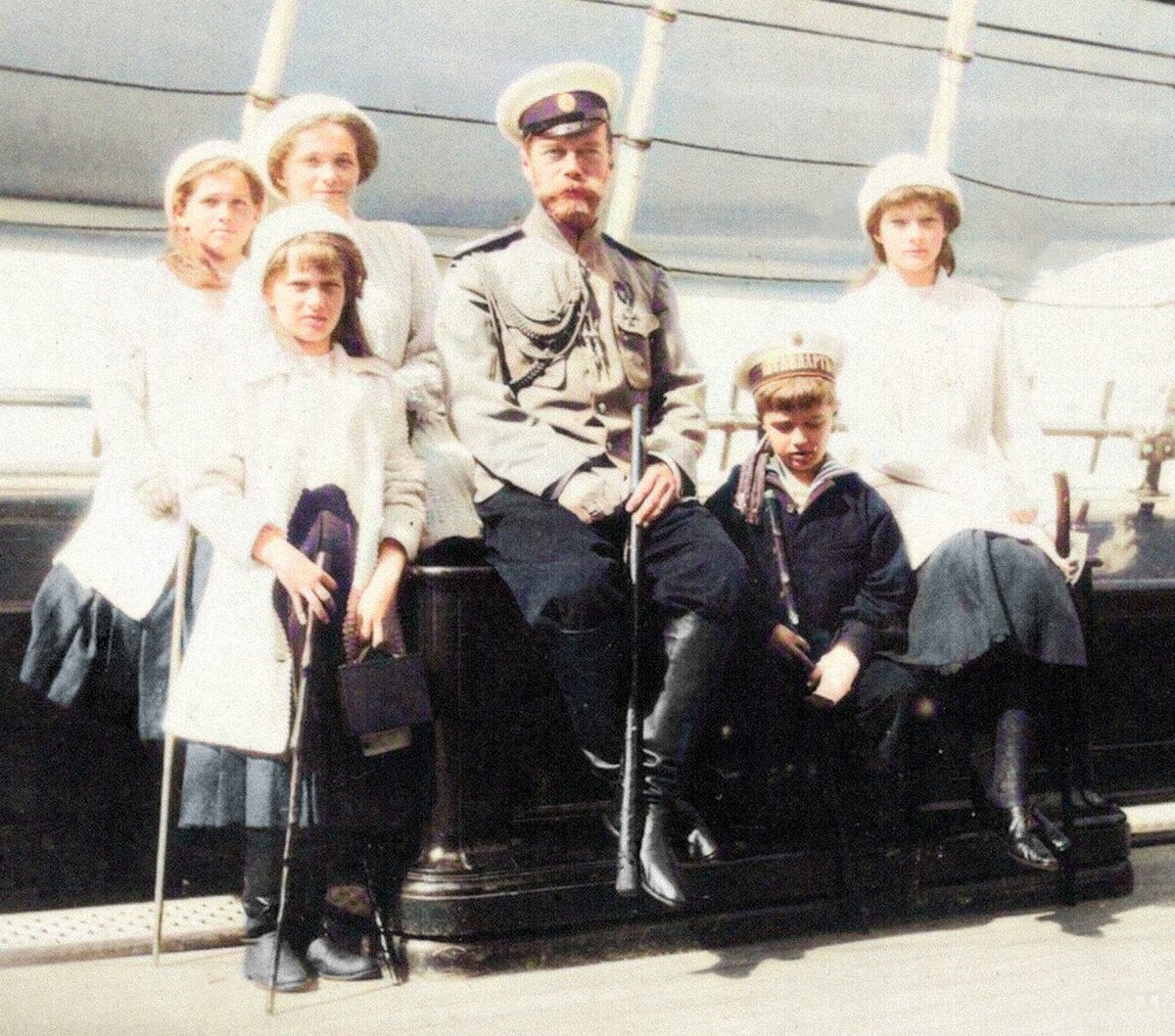 Великие княжны Мария, Ольга и чуть ниже Анастасия, Император Николай 2, цесаревич Алексей и Великая княжна Татьяна