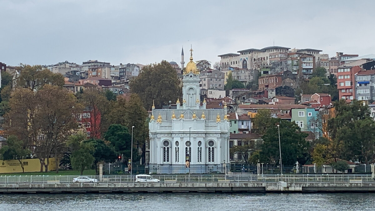 Вид а церковь св.Стефана с залива Золотой рог. Фото автора