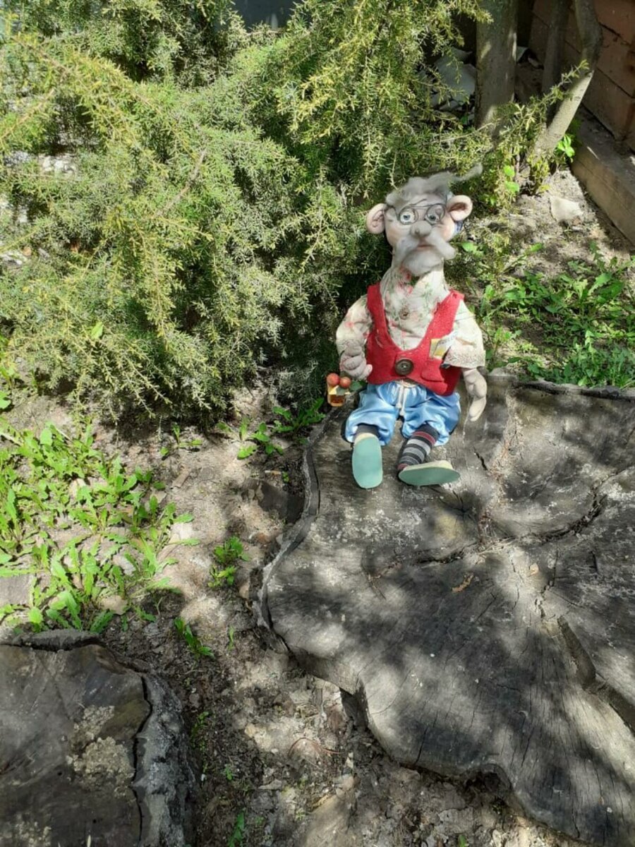 Домовой на прогулке. В руках его фонарик, чтобы разглядеть все дальние и темные уголки