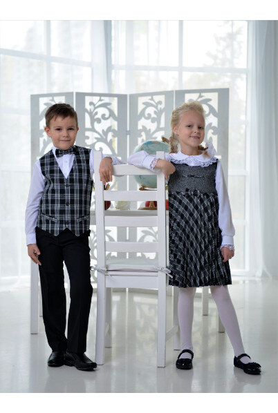 Смотрите, какие милые ребята. В нашем классе форма почти такая же.