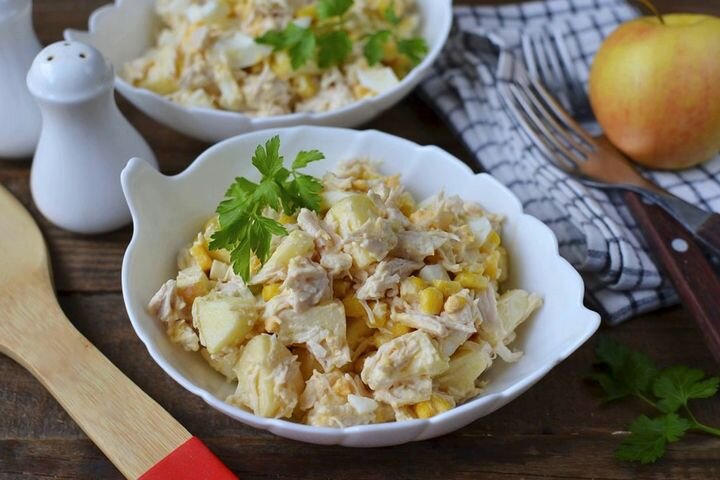 Салат с курицей, сыром и яблоком