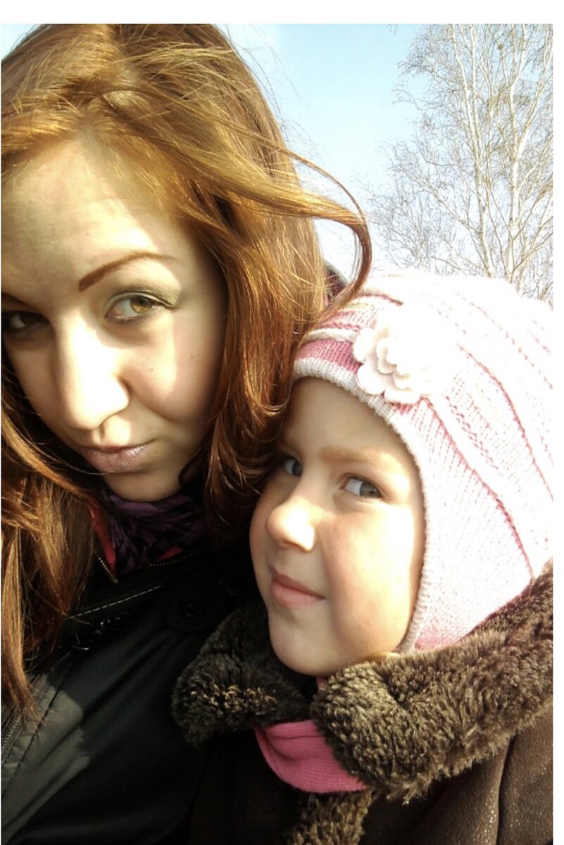 Здесь мне 18, только родила свою старшую дочь, ох уж эта мода на нарисованные брови)