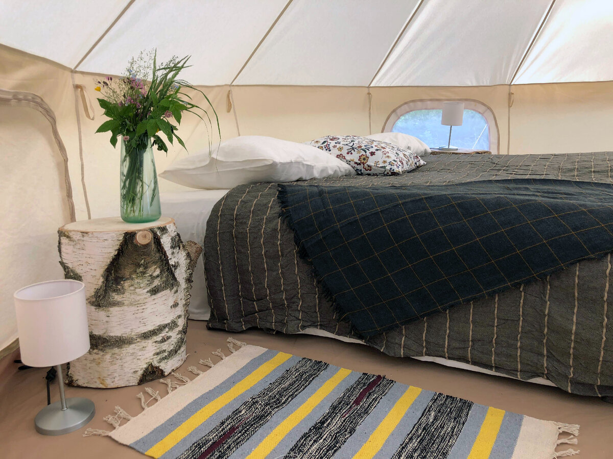 Взрослых ждут мягкие гамаки, велосипедные прогулки, полный релакс и мастер-классы. Прибавьте к этому жизнь на природе со всеми удобствами, теплый душ и шведский стол три раза в день, – и получите каникулы мечты в семейном кругу с пользой для ума и тела.