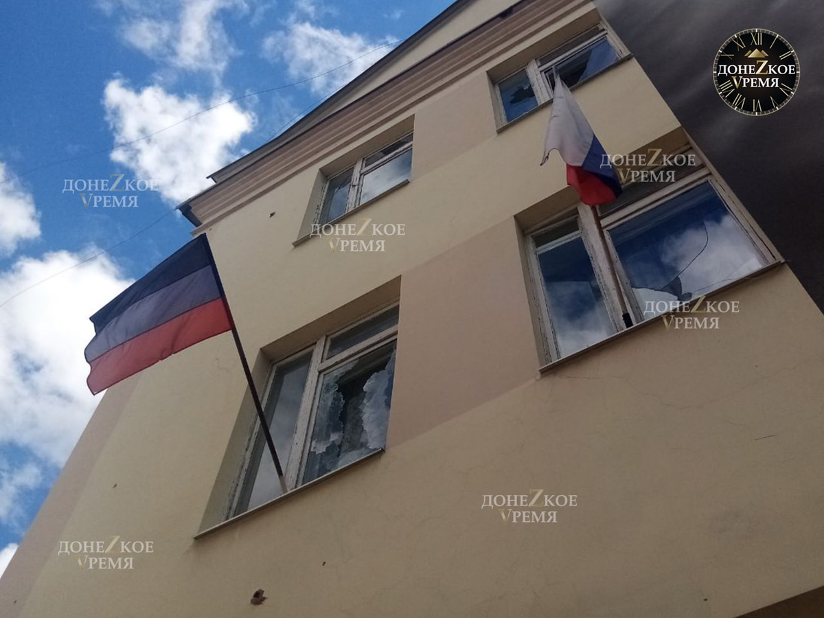 Школа № 47 в Донецке: без окон, но с муралом