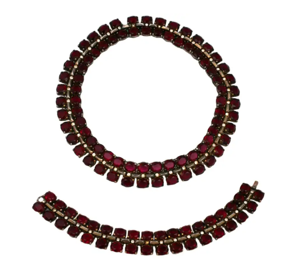 Прекрасная модель Trifari из стерлингового серебра, вымытая золотом, в стиле ретро, ​​полукруглая, около 1940 года. Украшена гранатовыми пастами овальной огранки. 