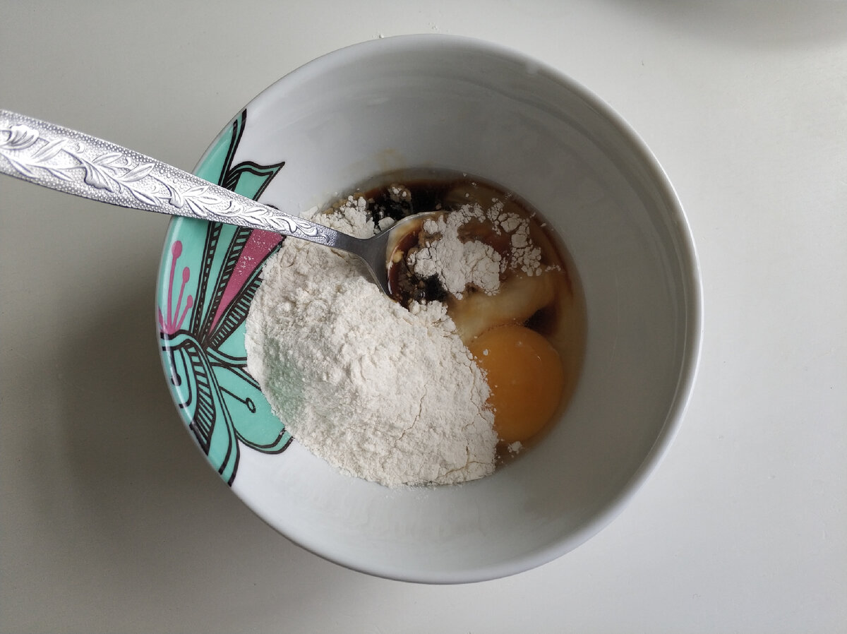 Отправляем в чашку яйцо, соевый соус, сметану, муку и разрыхлитель