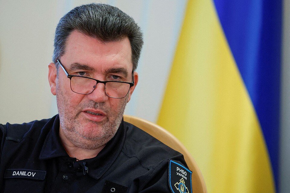     Глава СНБО Украины Данилов пристыдил тех, кто пытается свинтить из Незалежной. Но о своих детях не сказал ни слова  REUTERS
