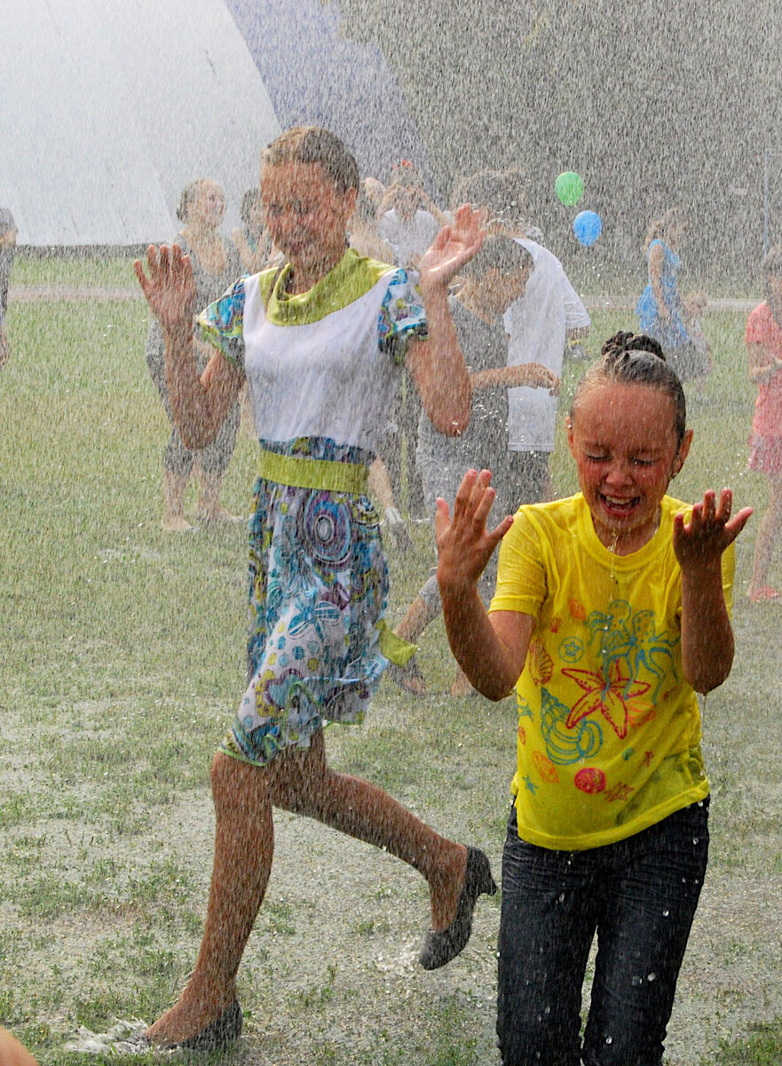 Снимок сделан во время празднования дня села "Знаменское 2013". Дети под "дождём" из пожарного автомобиля.