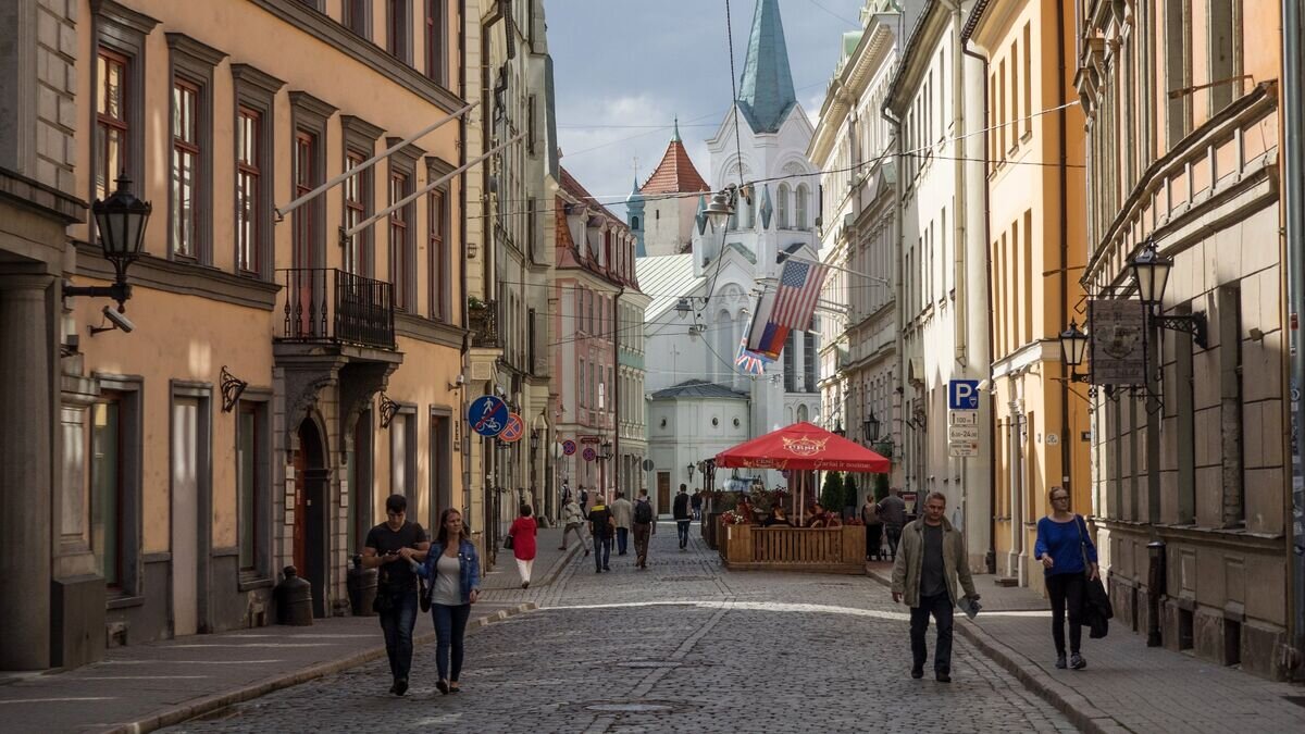    Улица Пилс и Церковь Скорбящей Богоматери в Риге, Латвия© РИА Новости / Владимир Песня