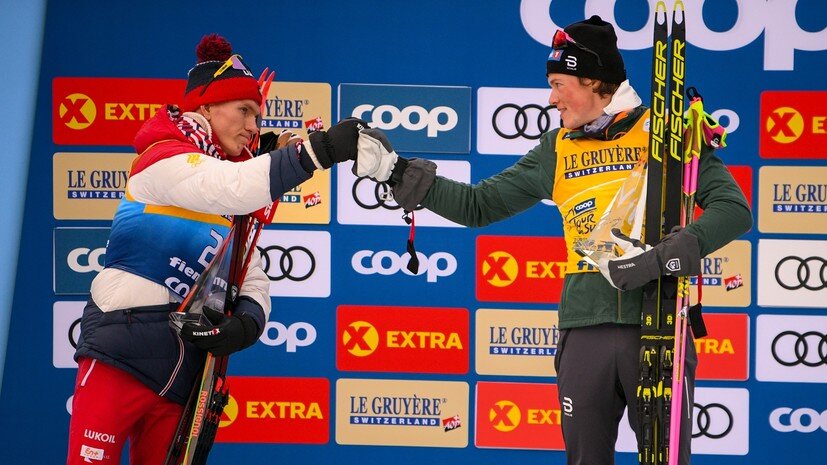     Призёры общего зачёта соревнований по лыжным гонкам «Тур де Ски» среди мужчин в итальянском Валь-ди-Фьемме на церемонии награждения (слева направо): Александр Большунов (Россия) — 2-е место, Йоханнес Хёсфлот Клебо (Норвегия) — 1-е место. РИА Новости Алексей Филиппов