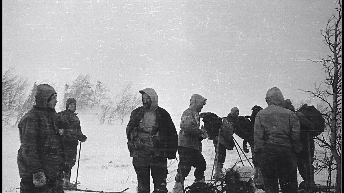 Это фото от 31 января 1959 года в интернет пространстве называют "Совет в Филях". Слева направо: Дятлов, Колеватов, Золотарев, Дорошенко, Слободин, Колмогорова, Дубинина(стоит спиной), Тибо, фотографирует Кривонищенко.         